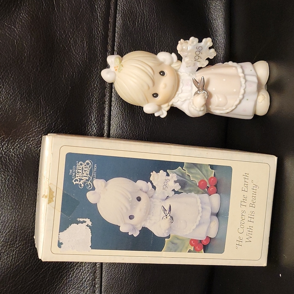 He covers the earth with his beauty precious moment